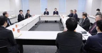 公・国「資金監視時間かけ議論」