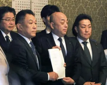 立民、保険証復活法案を提出
