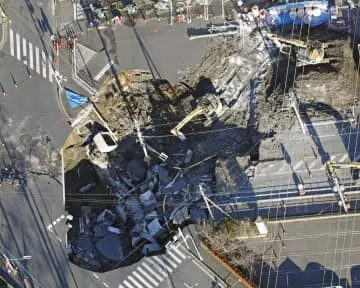 道路陥没事故、発生から72時間