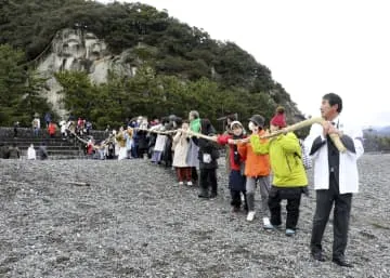 巨岩から大綱引く神事、花窟神社