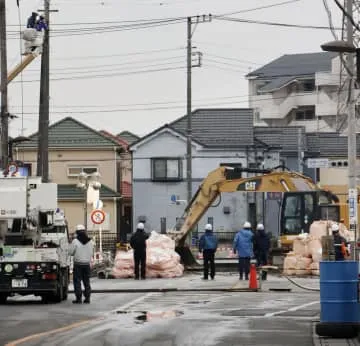 埼玉の県道陥没、水の流入続く