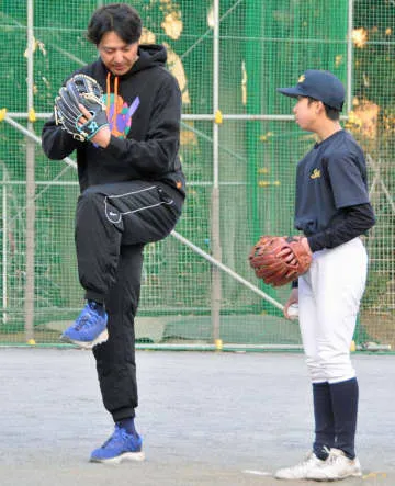 元楽天の岩隈さん、支援学校指導