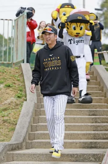 プロ野球12球団がキャンプイン