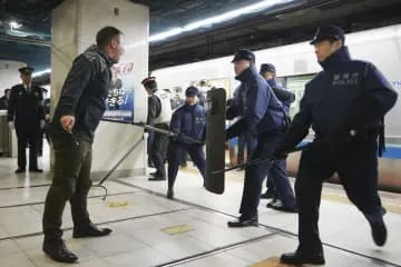 電車内の切りつけを想定し訓練