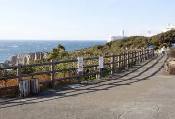 容疑者保護は景勝地の崖近く