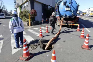 陥没穴の水止まらず、救助難航