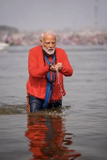 インド首相、聖なる川で沐浴