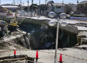 トラック運転席部分発見か、埼玉