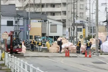 埼玉の県道陥没、救助阻む水流入