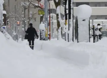 広い範囲で大雪続く、交通に影響