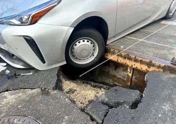 名古屋で道路1.5メートル陥没