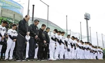 吉田義男さん悼み、阪神黙とう