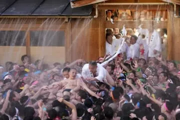 はだか祭、8千人もみ合い