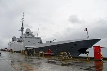 フランス空母艦隊2隻、沖縄寄港