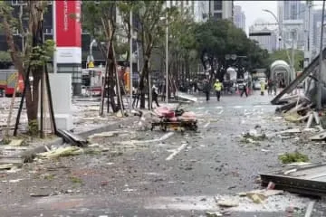 飛び散るガラス、横たわる負傷者