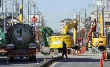 埼玉、運転席部分に不明男性か