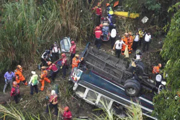 バス事故で50人超死亡