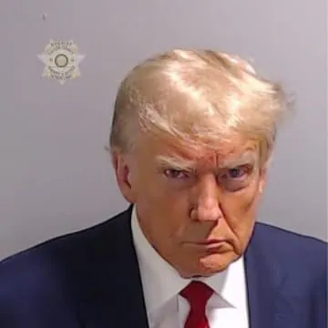 「トランプ被告写真」を飾る