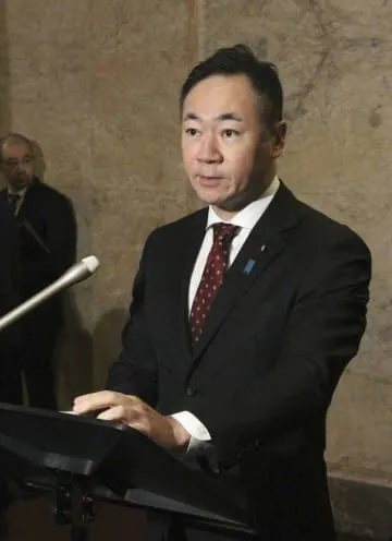 鈴木法相、省職員全体に月餅配布