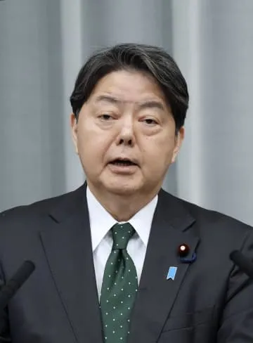 法務省で月餅配布「法相が説明」