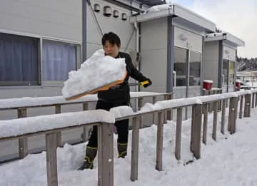 能登の仮設住宅、有志が除雪