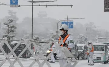 雪の中「竹島の日」列成す街宣車