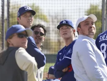大谷、佐々木の投球見守る