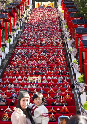 石段にひな人形1800体