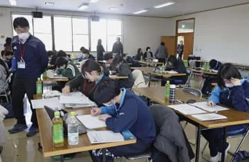 入試直前に避難の生徒が勉強会