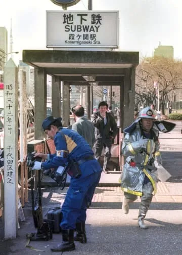 車両のサリン袋撮影、視界薄暗く