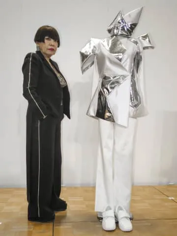 コシノさん、光り輝く未来を表現
