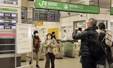 東北新幹線、駅窓口に列も