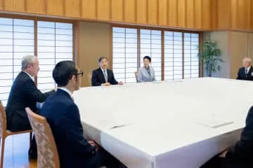 両陛下、海外協力隊員らと懇談