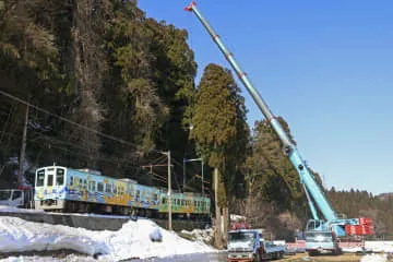 脱線列車の復旧作業実施、福井