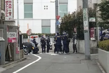 路上で20代女性刺され死亡