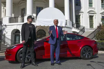 トランプ氏、テスラ車を購入へ