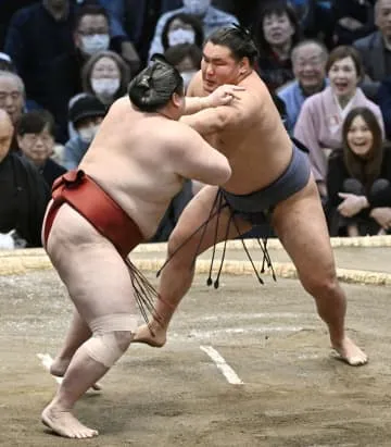 豊昇龍5勝目、大の里は1敗守る