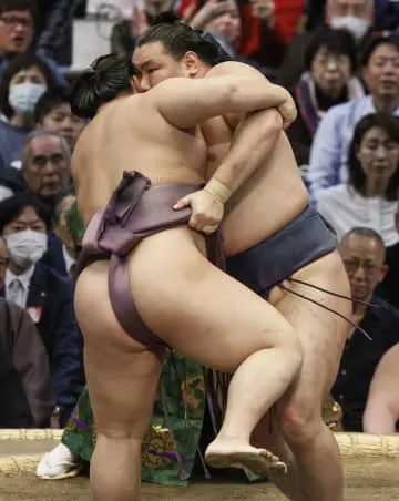 豊昇龍4勝目、大の里は1敗守る