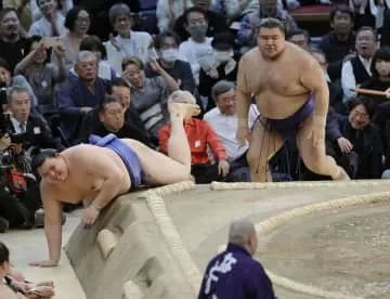 大相撲春場所、高安が単独首位に