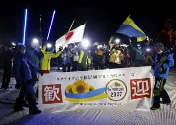 ウクライナ平和願う初滑り、長野