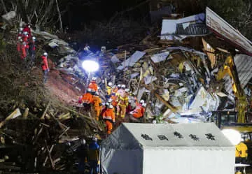 山形の土砂崩れ、夜通し捜索続く