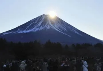 富士山頂、光る初日の出