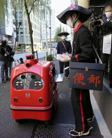 年賀状、配達員が新春の街へ