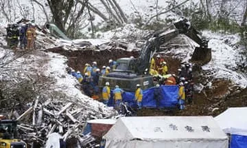 土砂崩れ現場で心肺停止2人発見