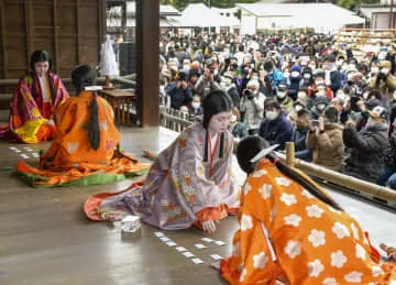 平安装束で「かるた始め」