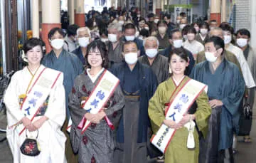 大島紬で復帰70周年祝う