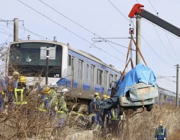 電車と軽乗用車が衝突、2人死亡