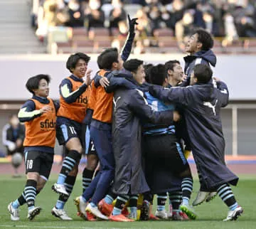 サッカー決勝は岡山学芸館と東山