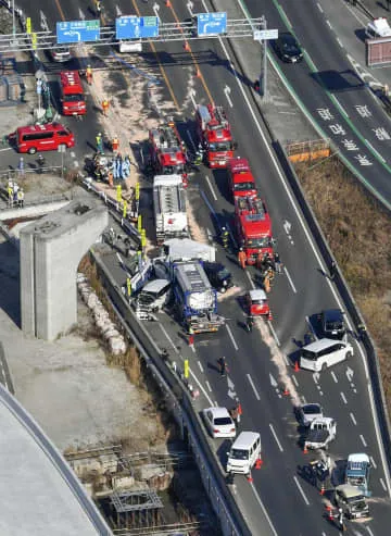 約20台絡む事故、15人搬送