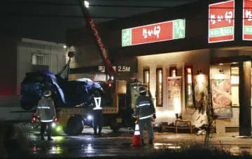 店に車突っ込み運転手死亡、岡山